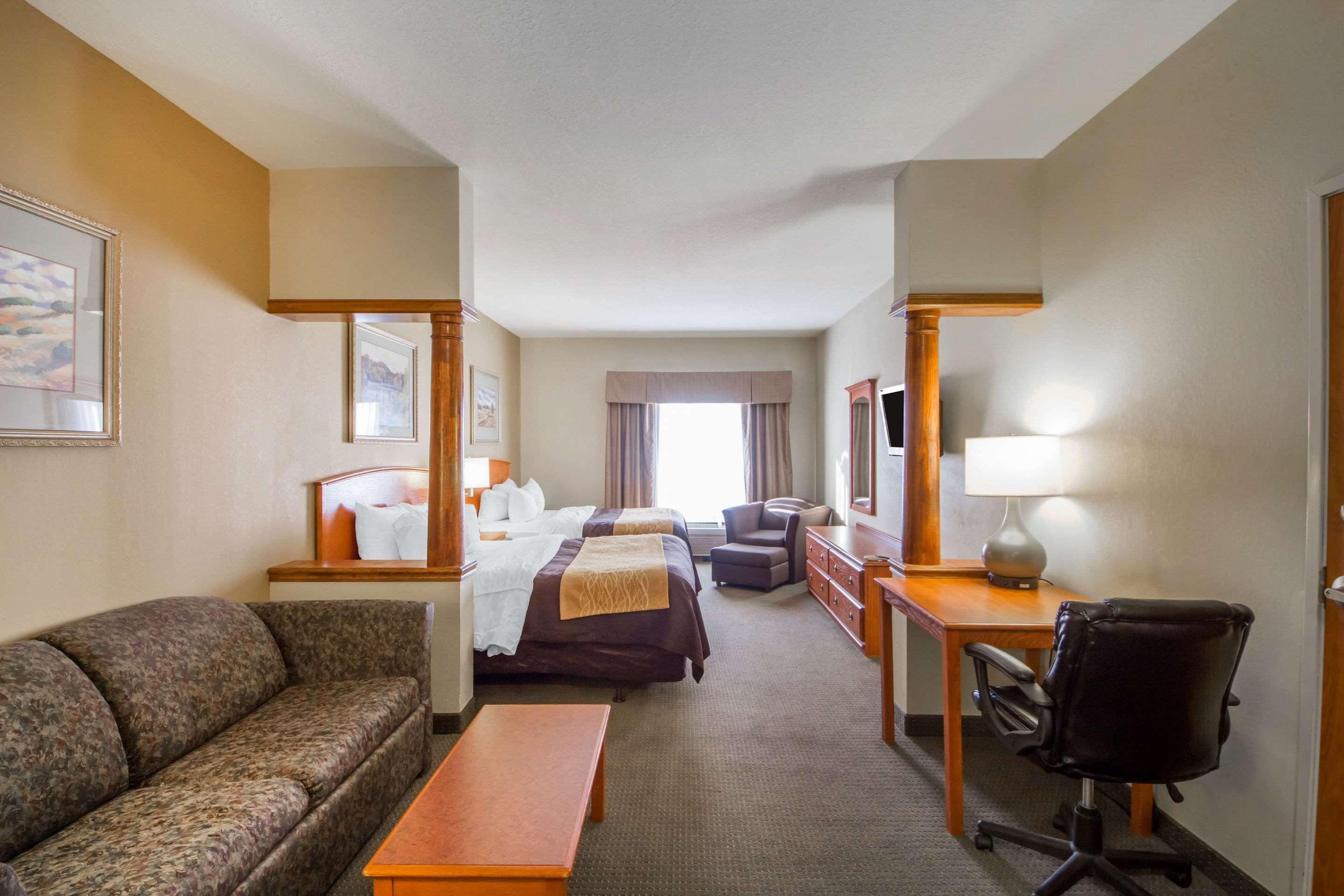 Quality Inn & Suites Midamerica Industrial Park Area Прайор-Крік Екстер'єр фото