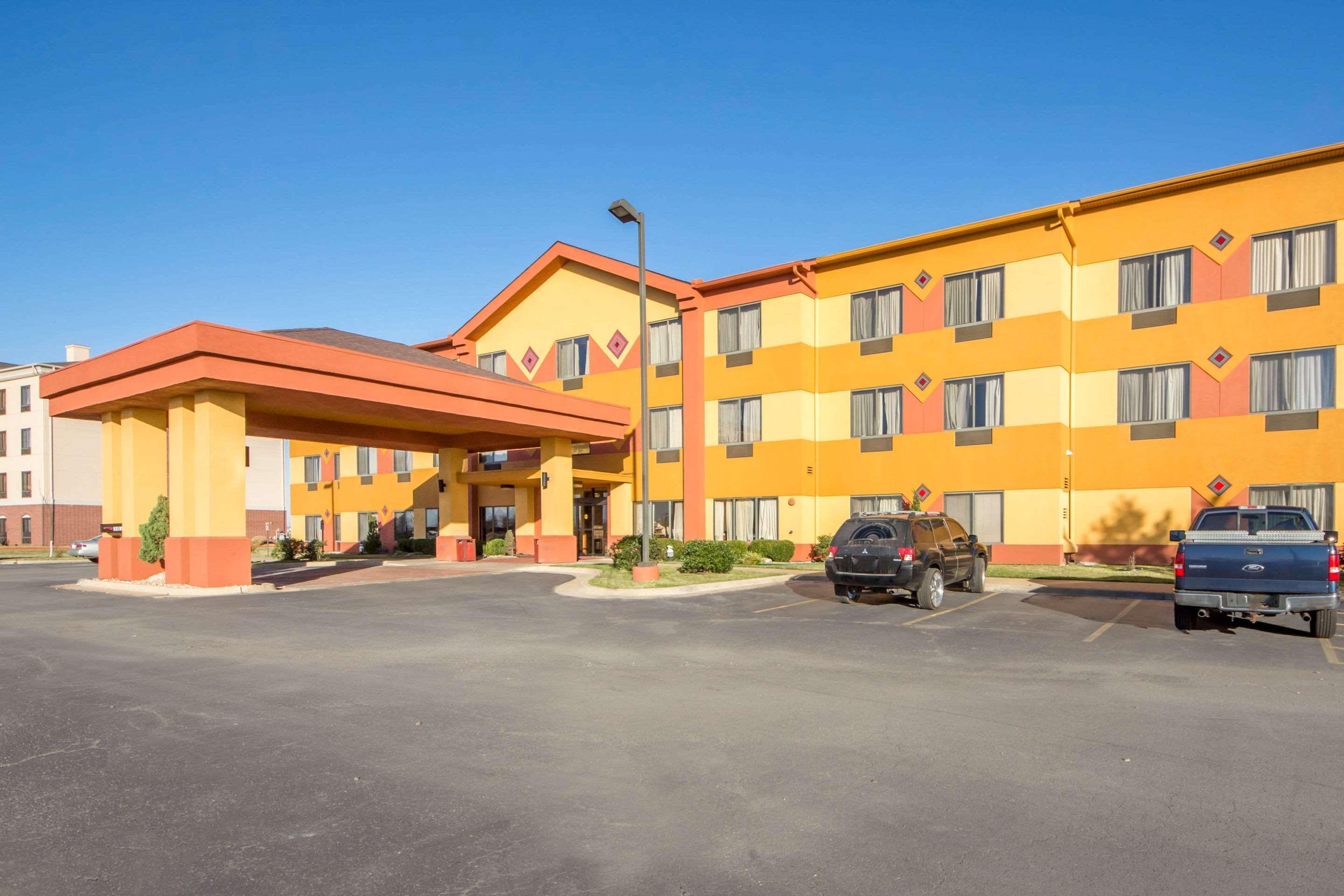 Quality Inn & Suites Midamerica Industrial Park Area Прайор-Крік Екстер'єр фото