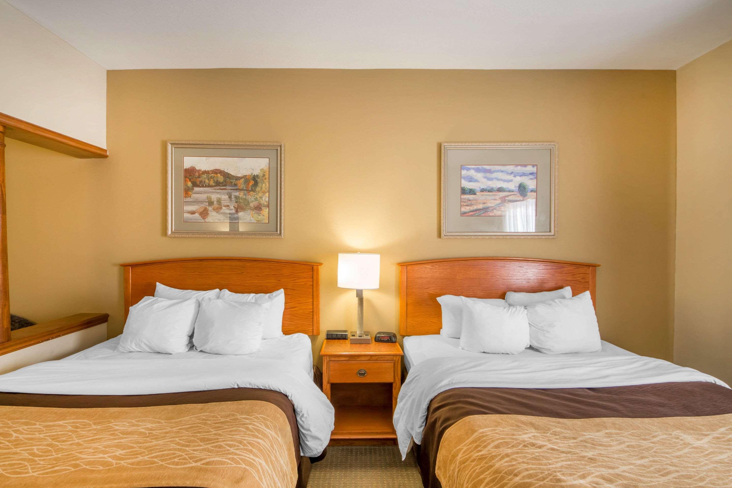 Quality Inn & Suites Midamerica Industrial Park Area Прайор-Крік Екстер'єр фото