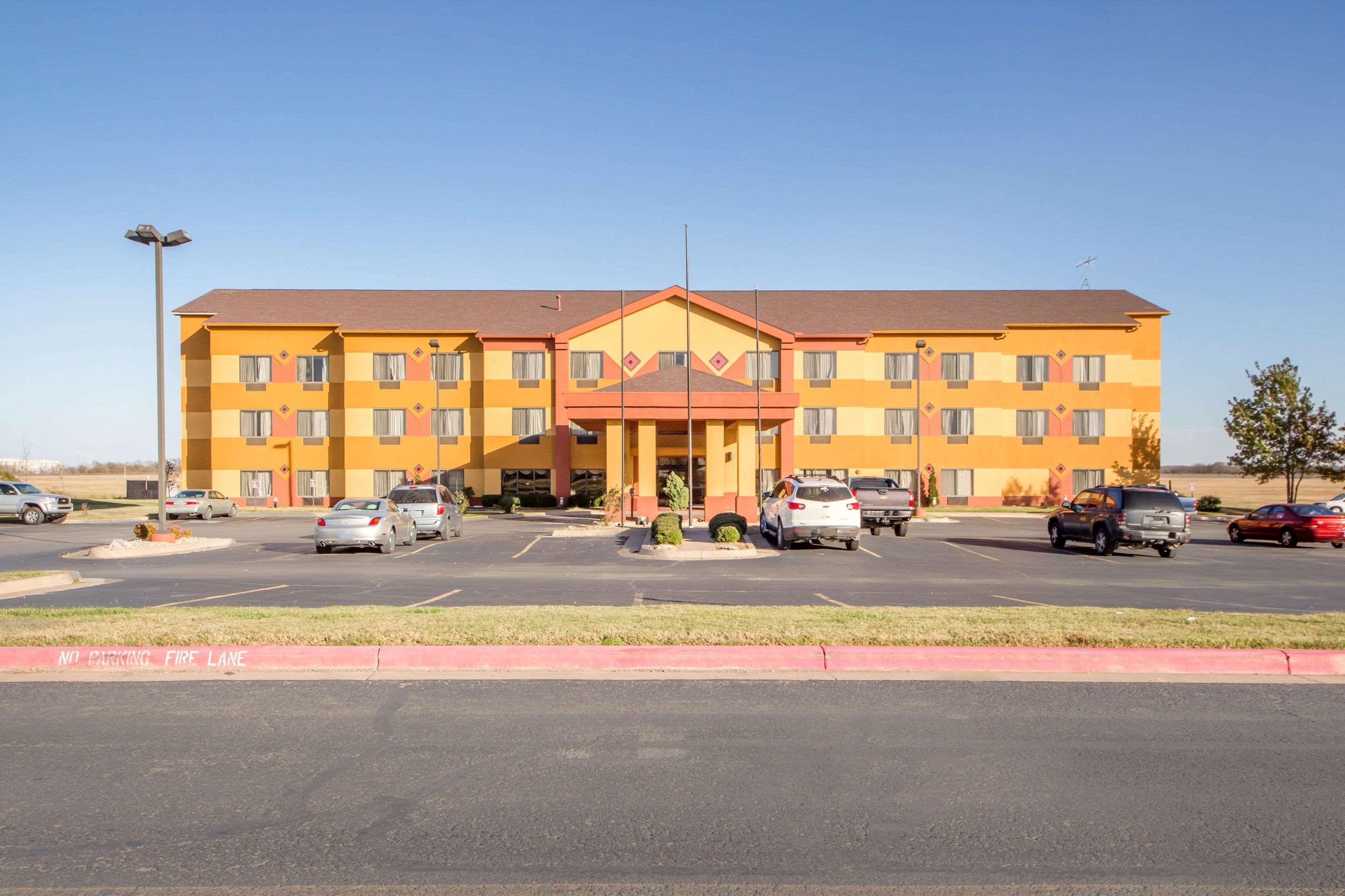 Quality Inn & Suites Midamerica Industrial Park Area Прайор-Крік Екстер'єр фото